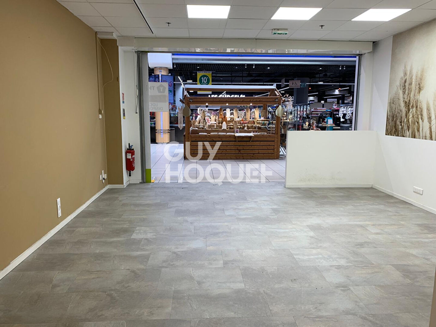 LOCAL COMMERCIAL GALERIE HYPERMARCHE 59 m2 + RESERVE 51 m2