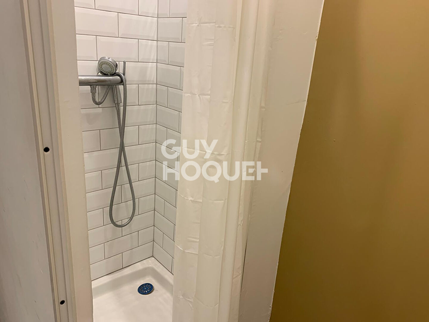 LOCAL COMMERCIAL GALERIE HYPERMARCHE 59 m2 + RESERVE 51 m2