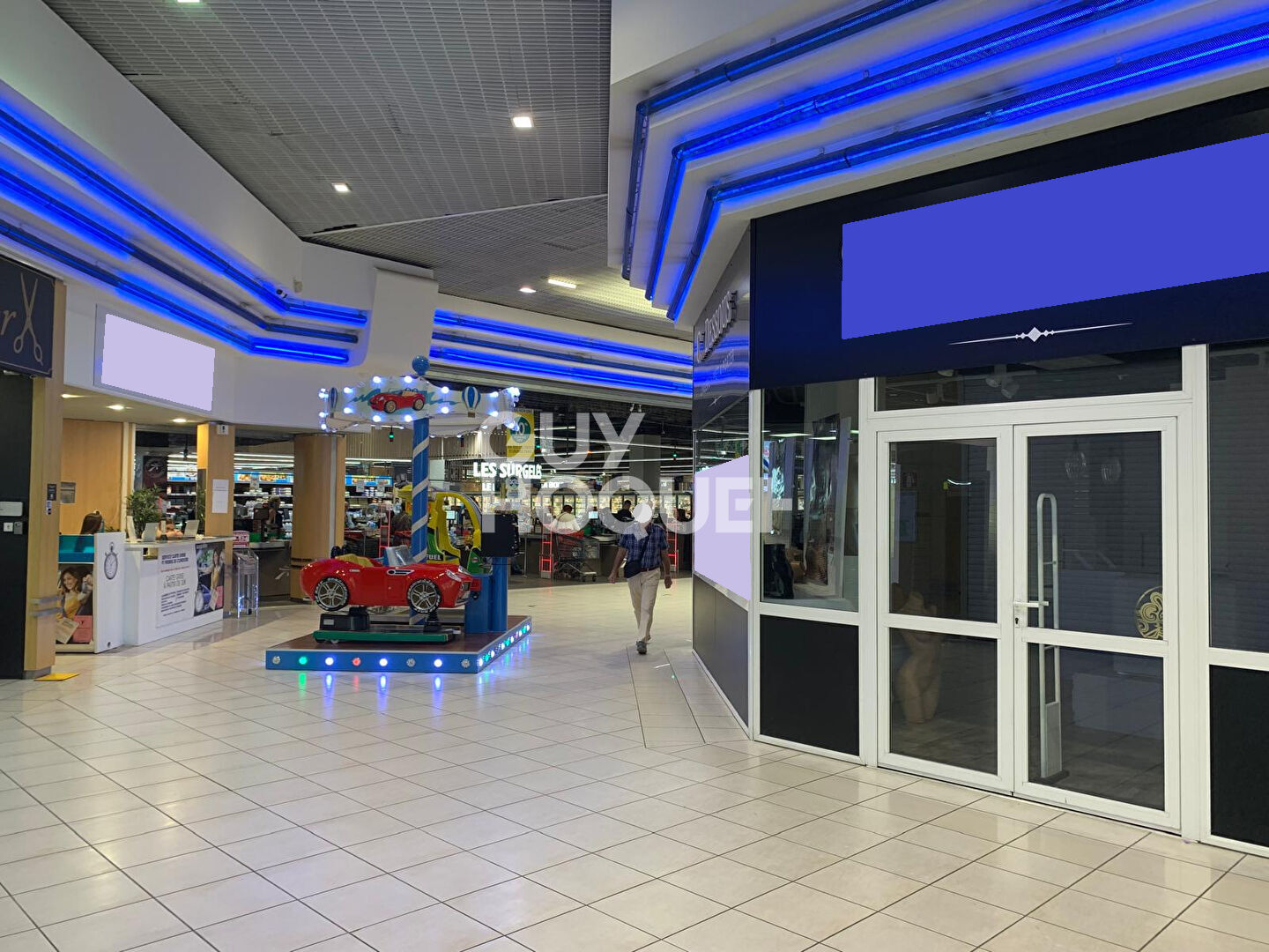 LOCAL COMMERCIAL GALERIE HYPERMARCHE 51 m2 + RESERVE 42 m2