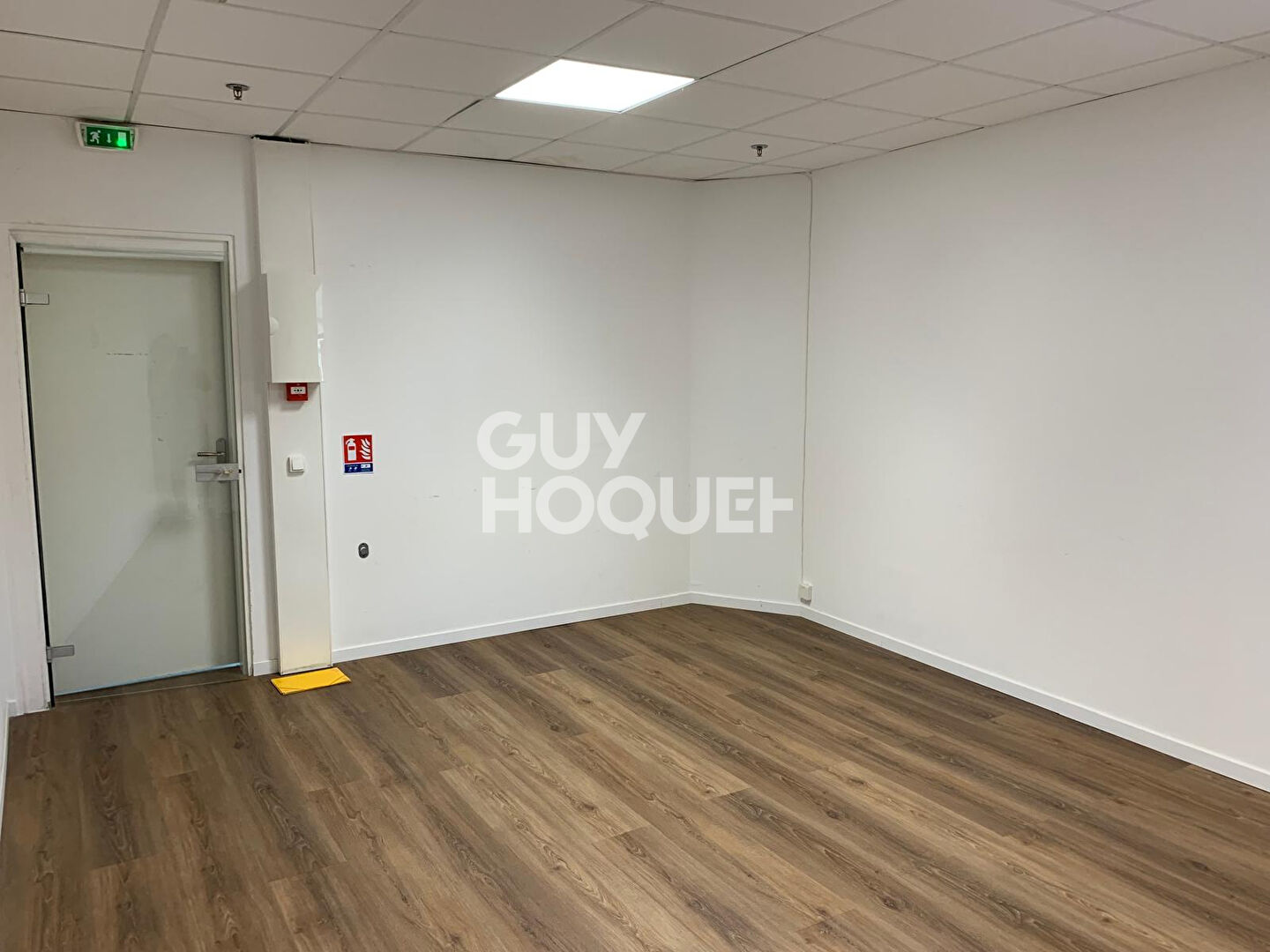 LOCAL 2 BUREAUX GALERIE HYPERMARCHE  37 m2