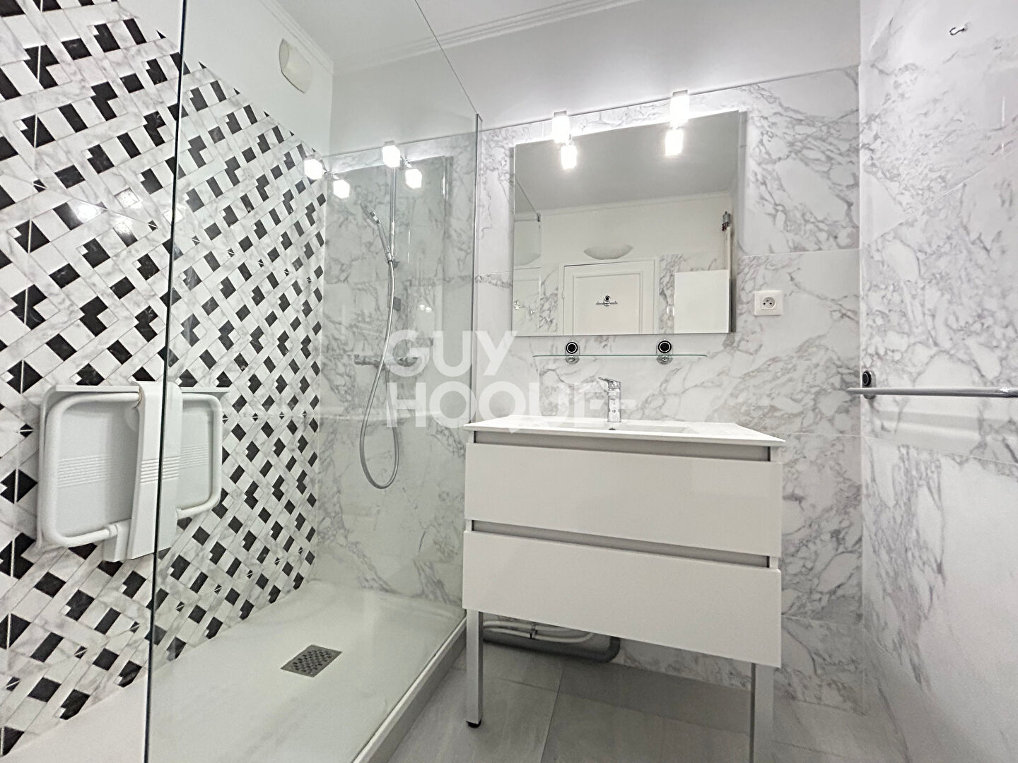 ANTIGONE DERNIER ETAGE: T3 71 M2 + GARAGE 