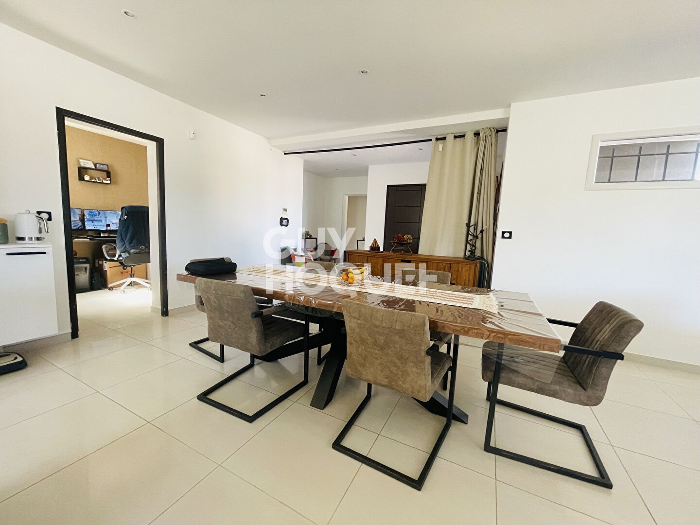 Contemporaine de plain-pied : piscine, 3 chambres, bureau et grand garage