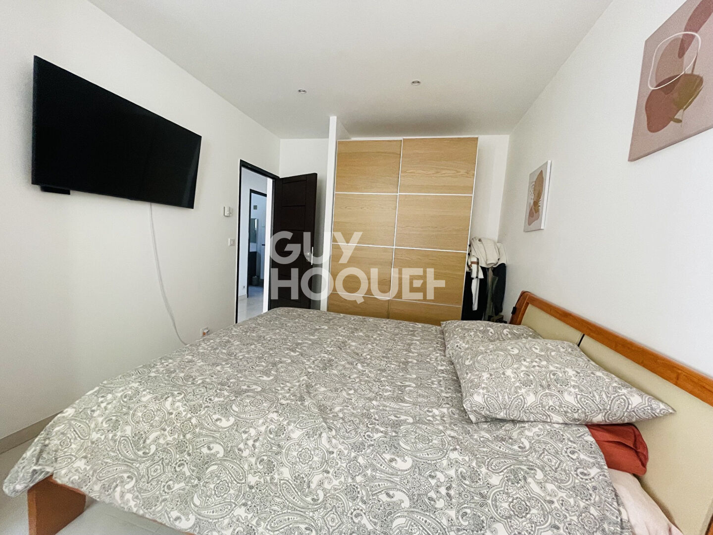 Contemporaine de plain-pied : piscine, 3 chambres, bureau et grand garage