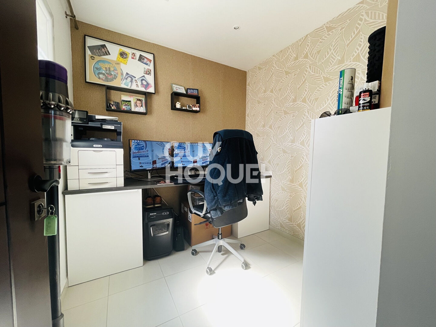 Contemporaine de plain-pied : piscine, 3 chambres, bureau et grand garage