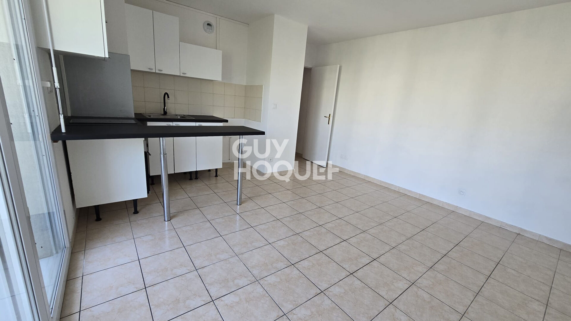 Lumineux T2 de 42m2 avec terrasse, garage, gardien et piscine.