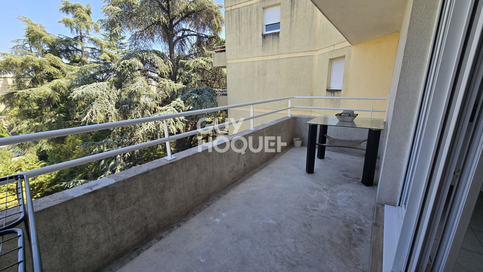 Lumineux T2 de 42m2 avec terrasse, garage, gardien et piscine.