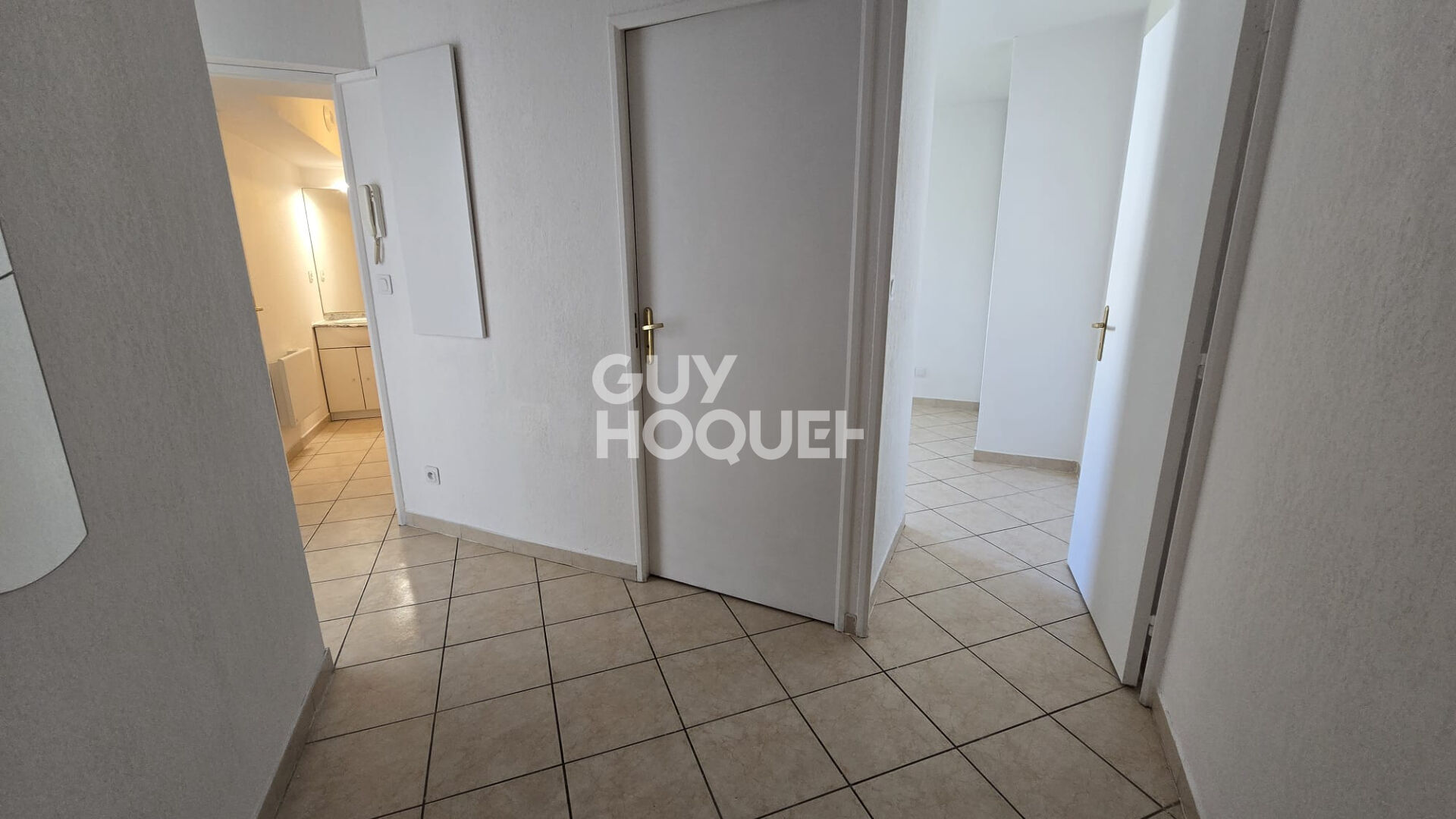 Lumineux T2 de 42m2 avec terrasse, garage, gardien et piscine.