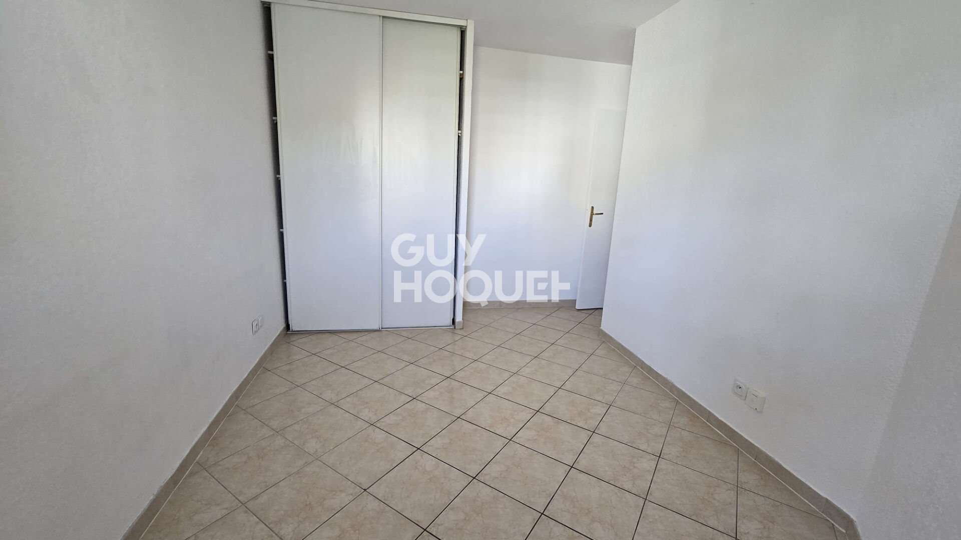 Lumineux T2 de 42m2 avec terrasse, garage, gardien et piscine.