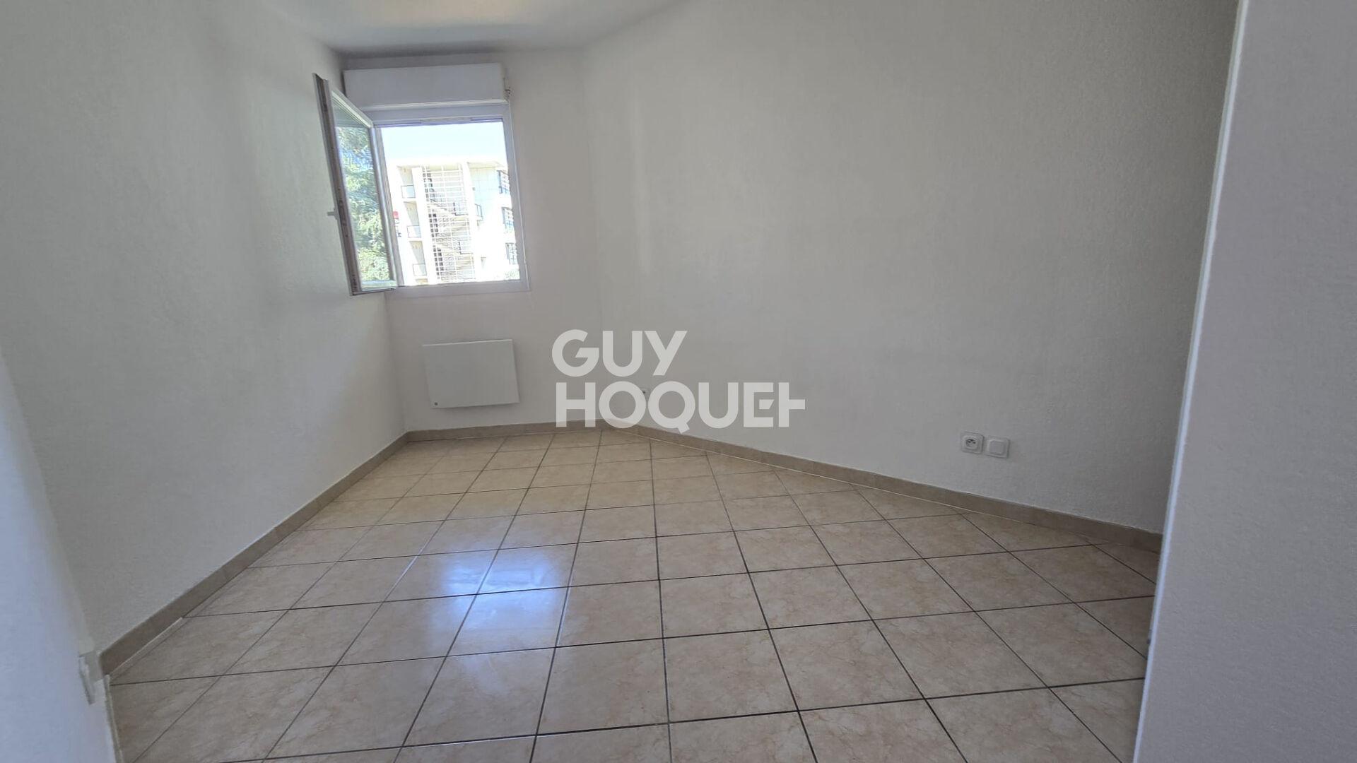 Lumineux T2 de 42m2 avec terrasse, garage, gardien et piscine.