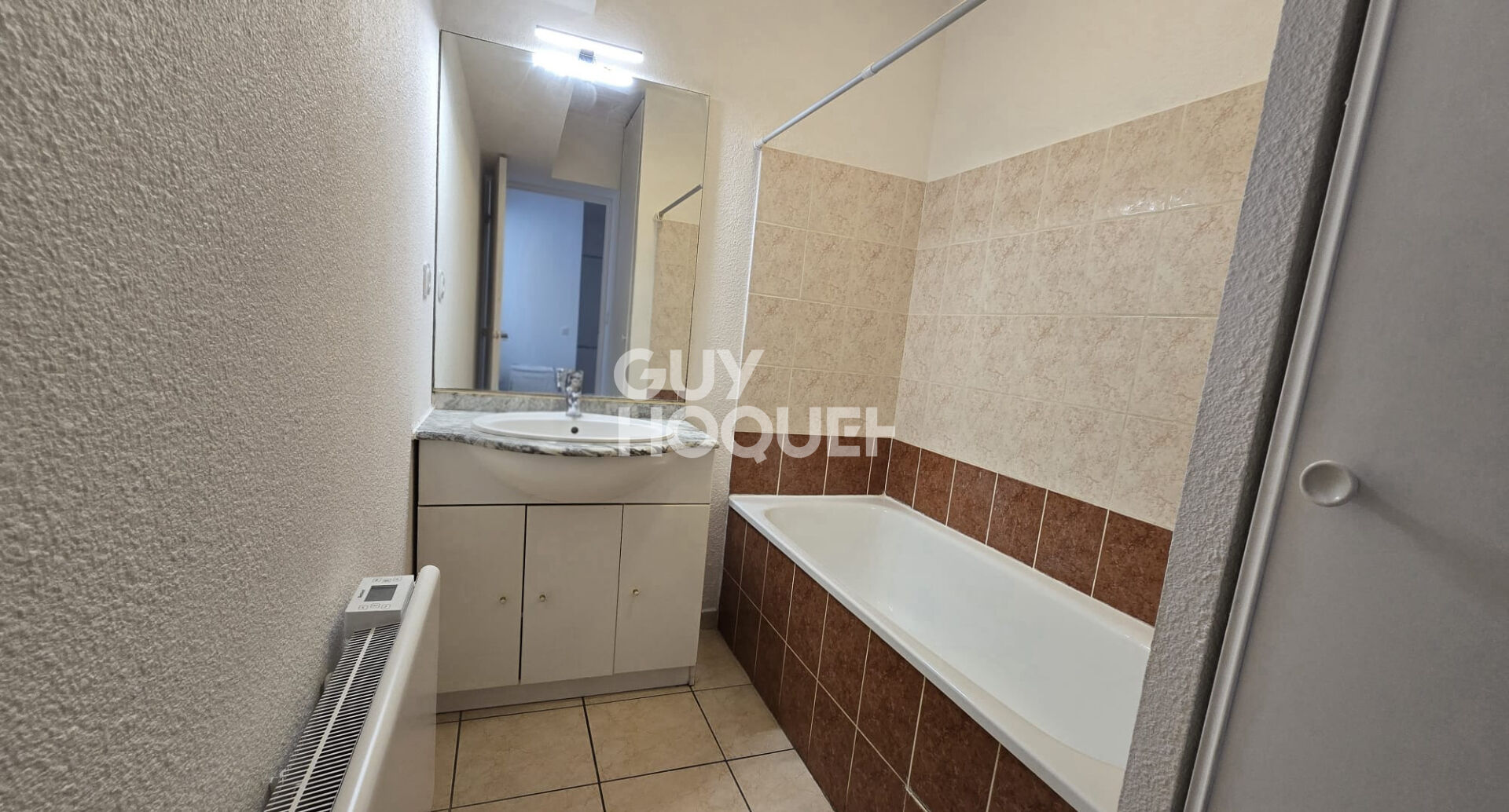 Lumineux T2 de 42m2 avec terrasse, garage, gardien et piscine.