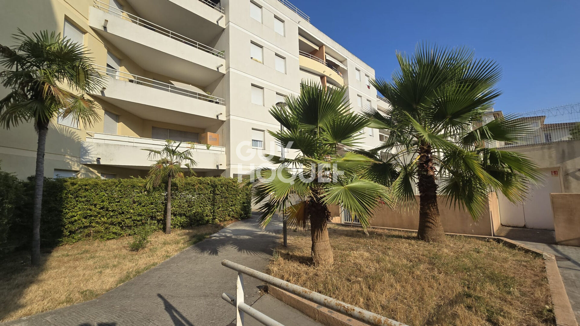Lumineux T2 de 42m2 avec terrasse, garage, gardien et piscine.
