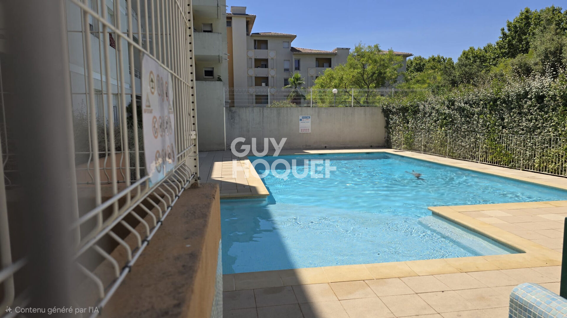 Lumineux T2 de 42m2 avec terrasse, garage, gardien et piscine.