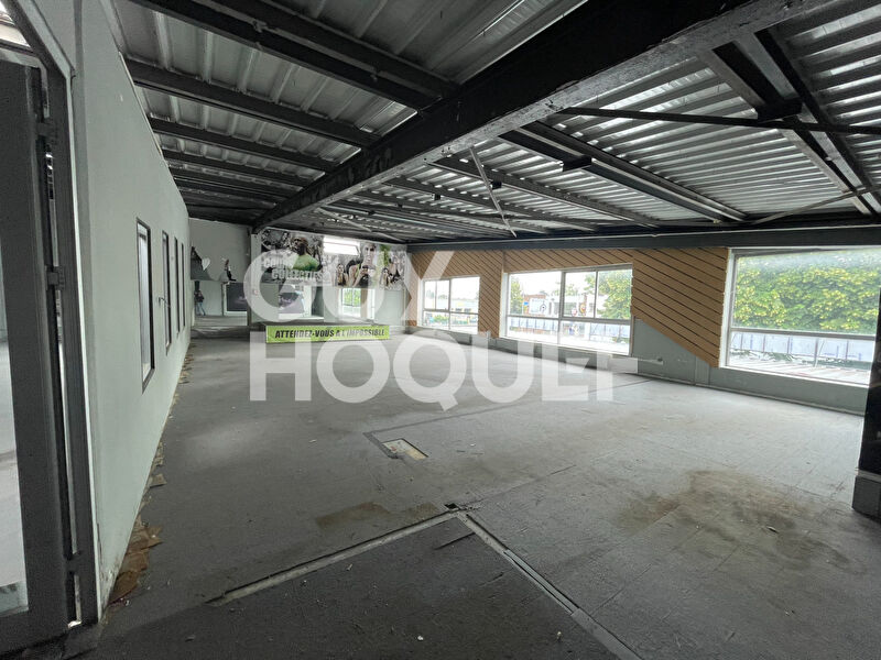 Local d'Activité Idéalement situé - Divisible.