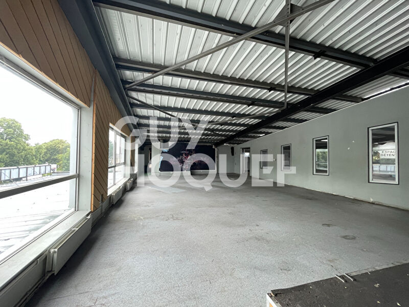 Local d'Activité Idéalement situé - Divisible.