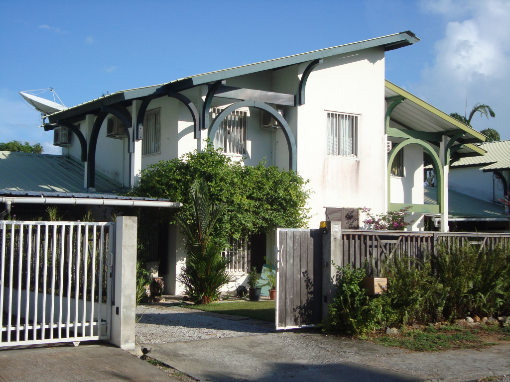 Maison de type 4 R+1 avec bureau et grande terrasse