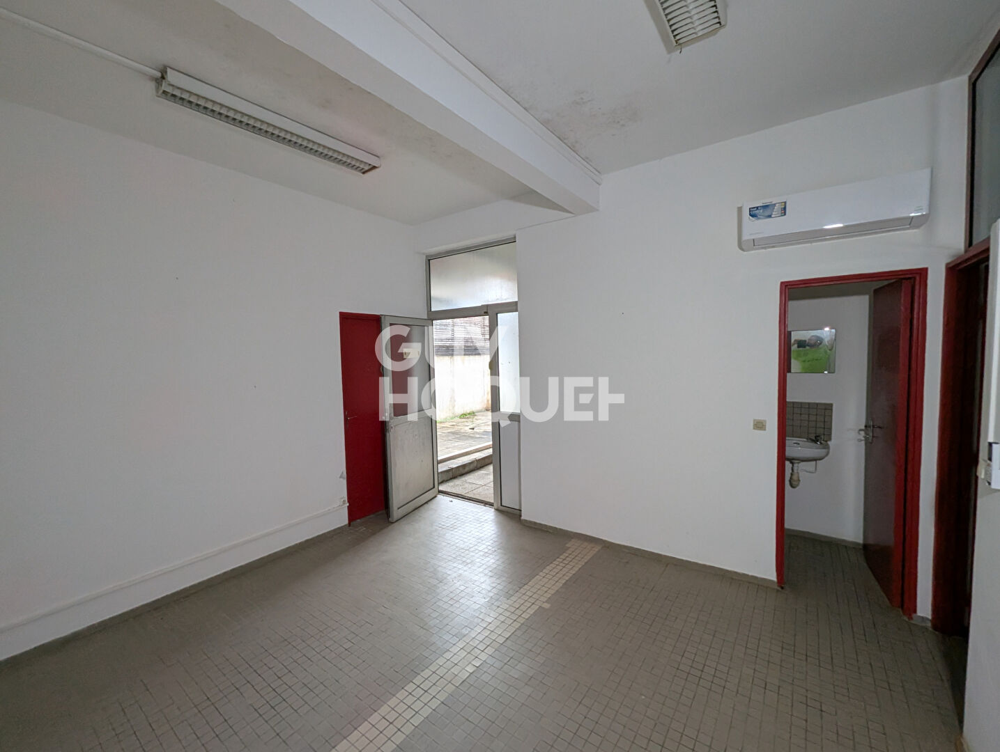 Local commercial Cayenne 68.5 m2