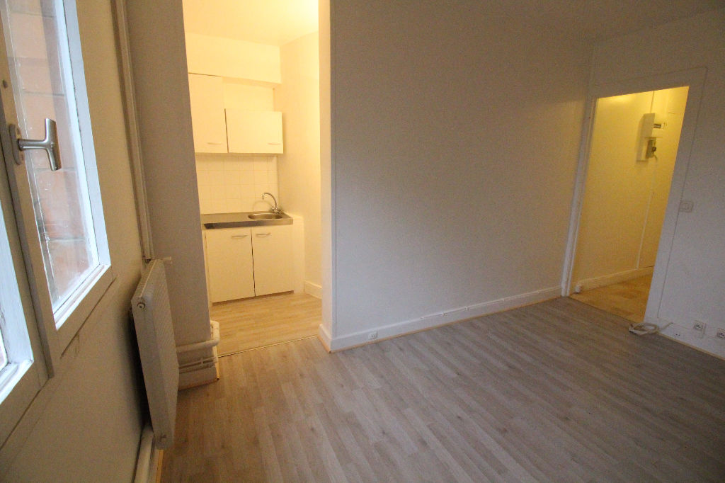 Studette proche gare