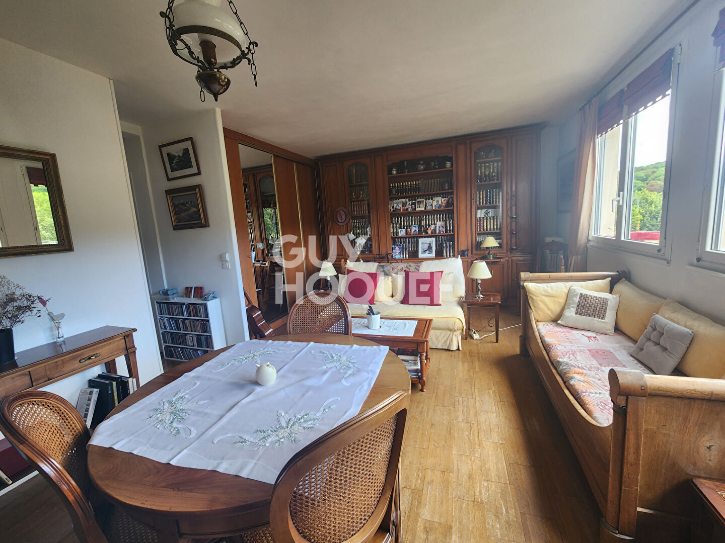 Appartement et cave, stationnement libre