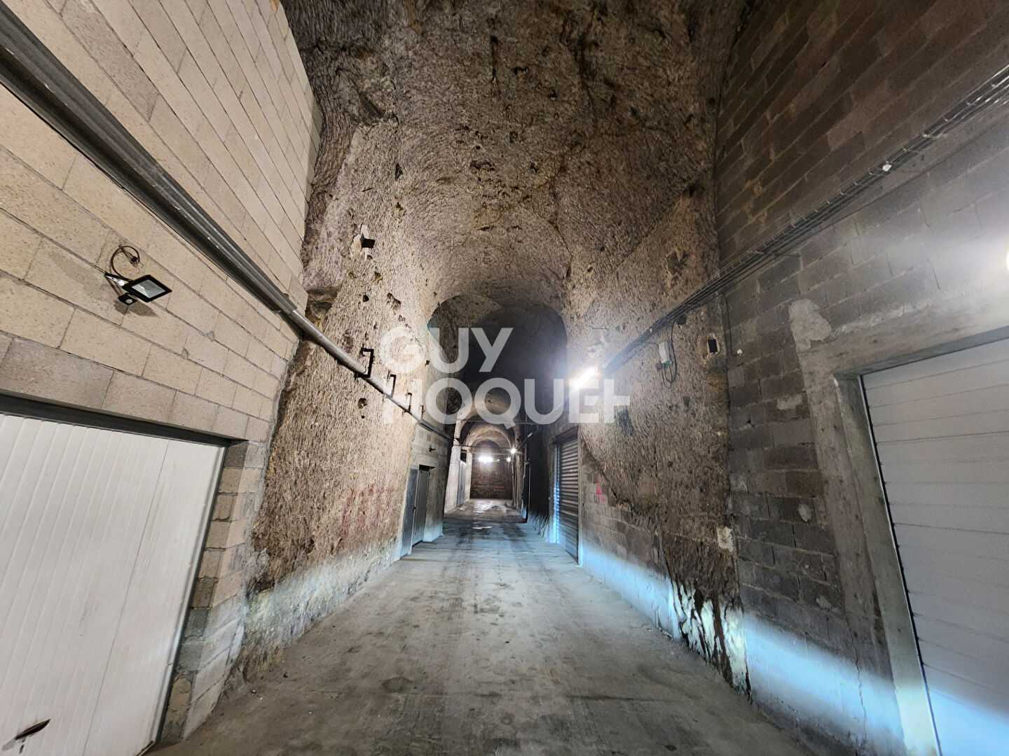 Grand espace de stockage divisé, clos et sécurisé