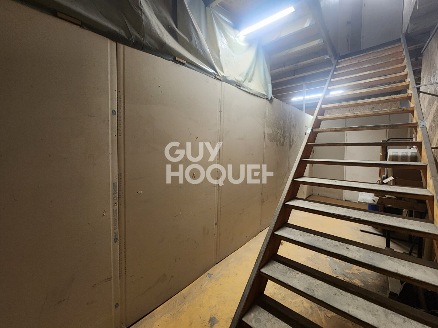 Grand espace de stockage divisé, clos et sécurisé