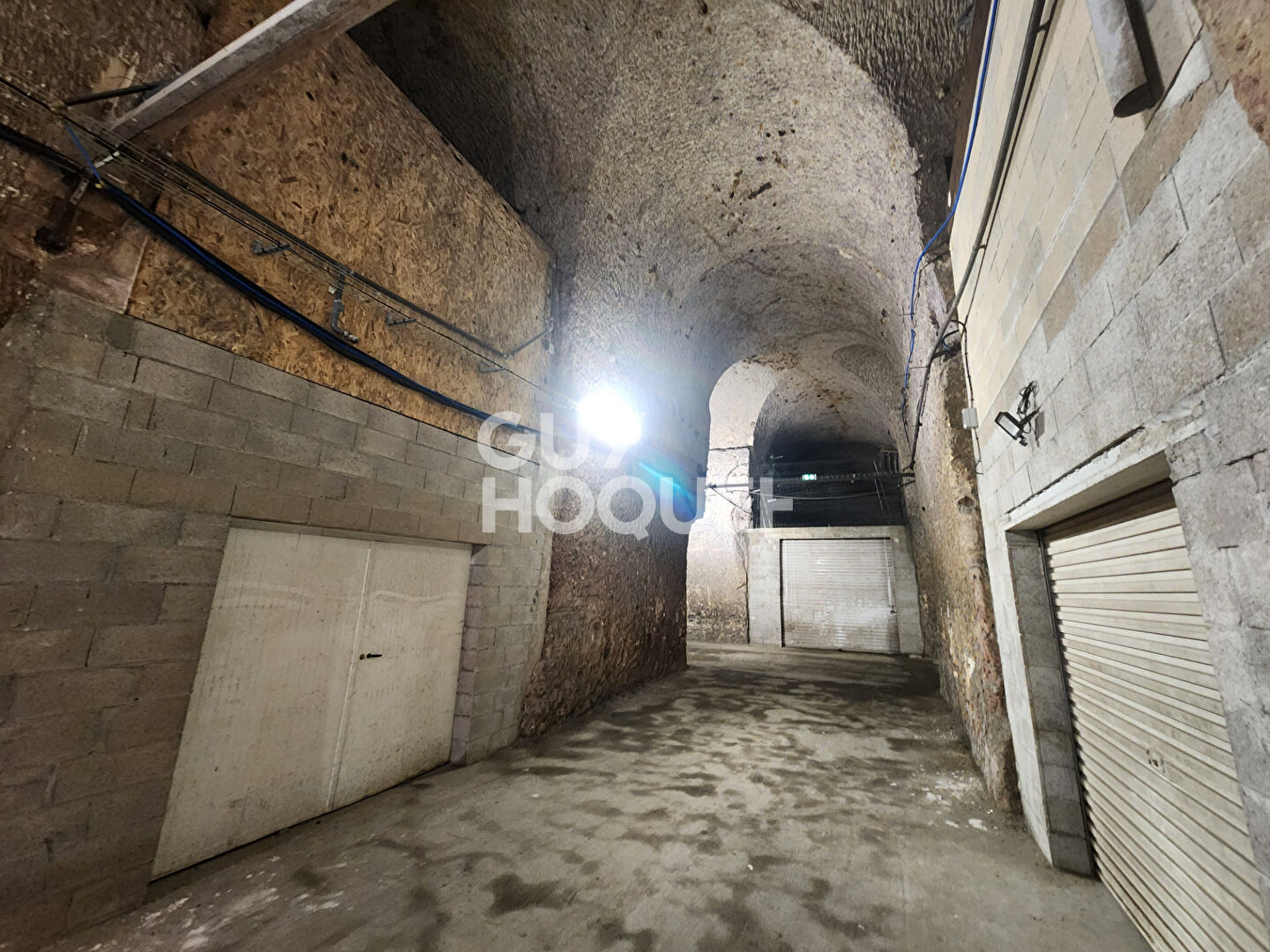 Grand espace de stockage divisé, clos et sécurisé