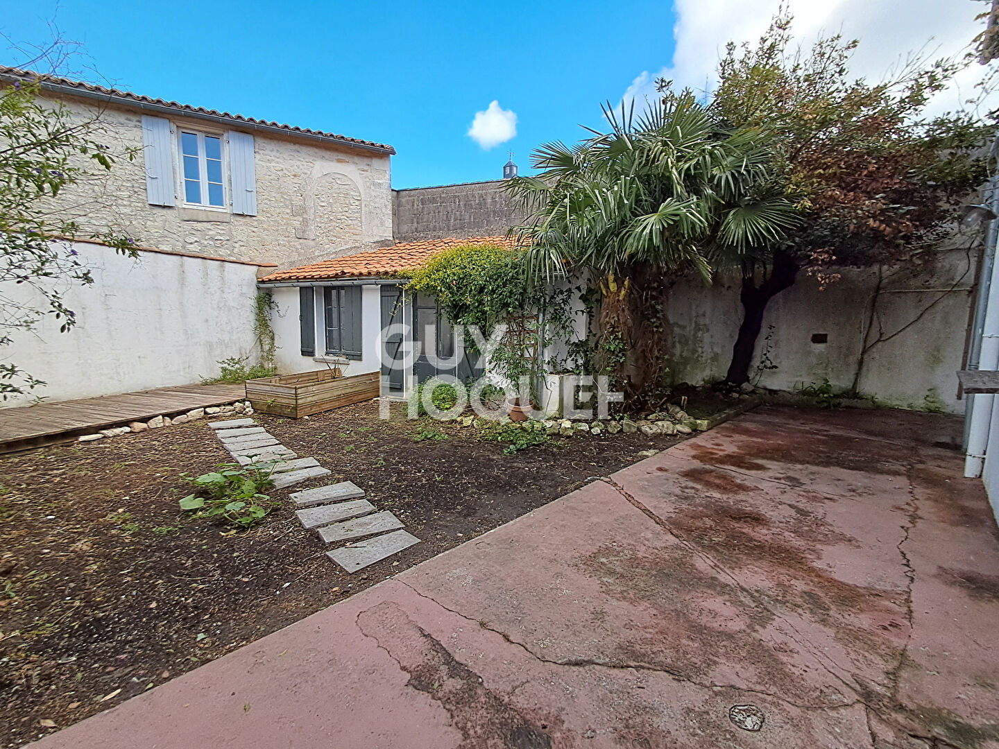 A VENDRE : Immeuble avec fort potentiel au coeur de La Flotte en Ré