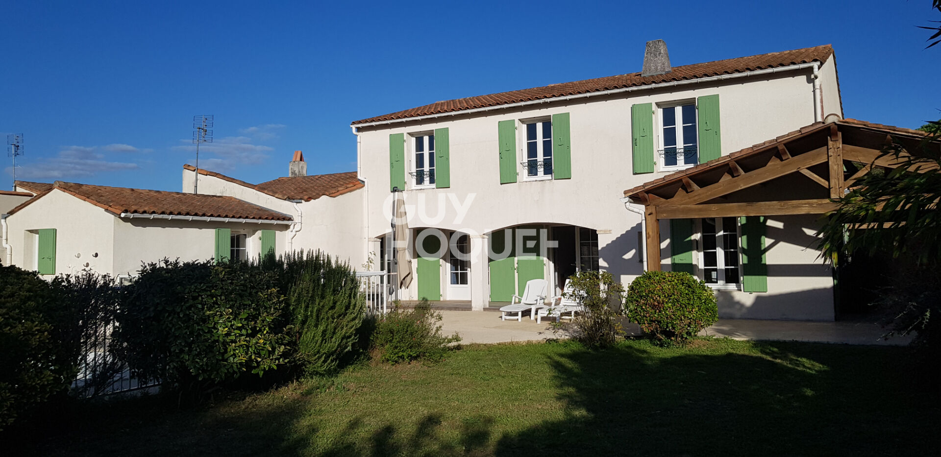 Maison exceptionnelle à vendre à La Flotte - 5 chambres, piscine et garage double !