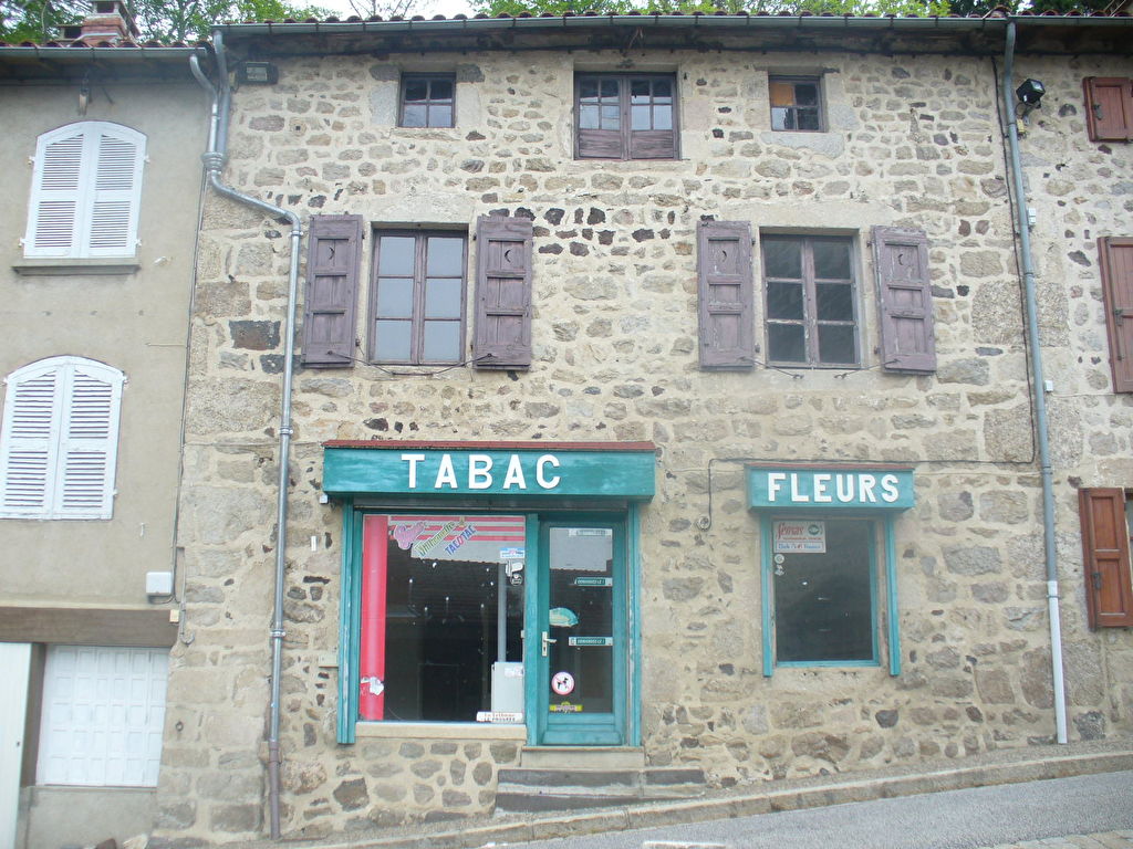 DANS VILLE MEDIEVALE