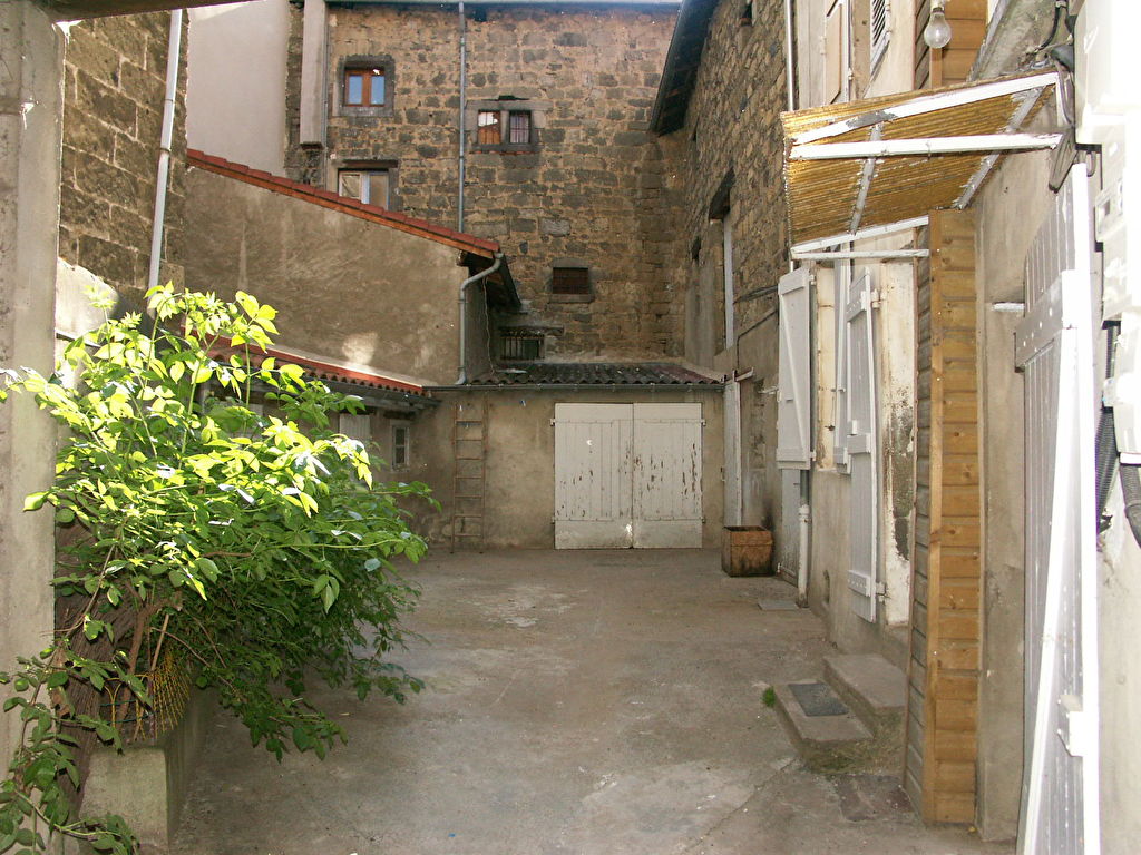 Maison de ville avec cour et dépendances