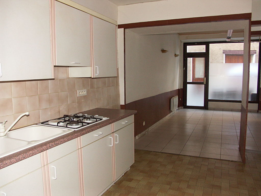 Maison de ville avec cour et dépendances