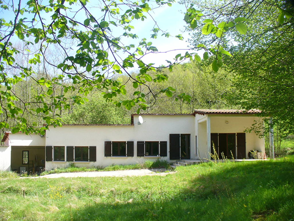 Isolée dans vallée verdoyante, 1.4ha de terrain