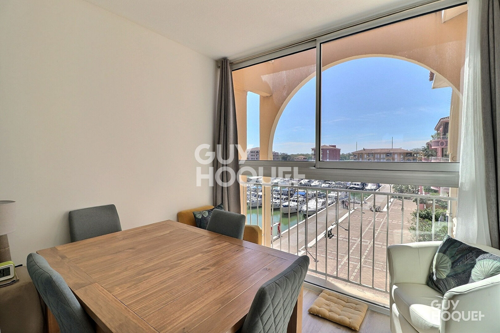 GRAND T2 RÉNOVÉ  TERRASSE VUE PORT