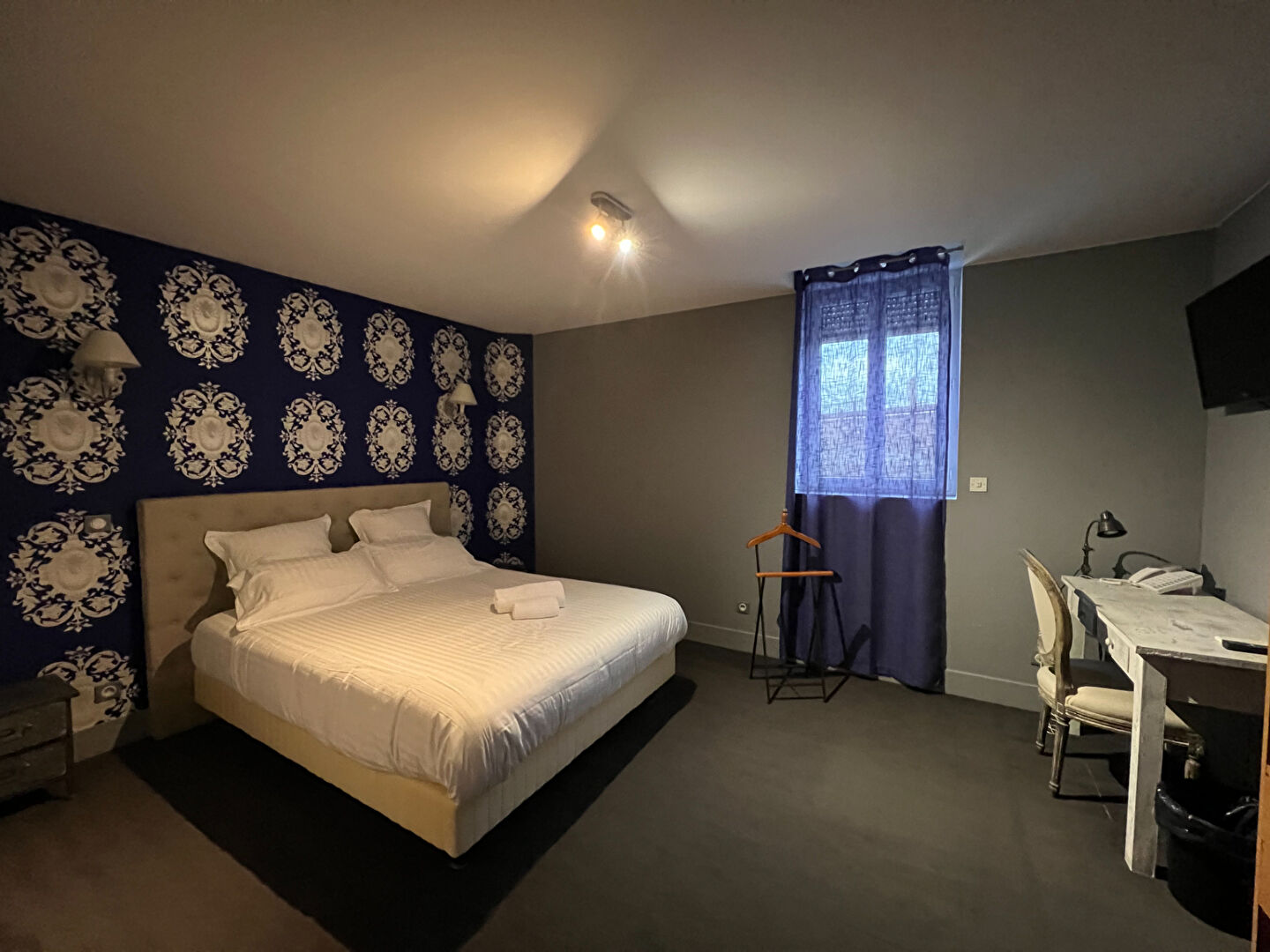 HOTEL A 1 h20 de PARIS GARE DE LYON  !!