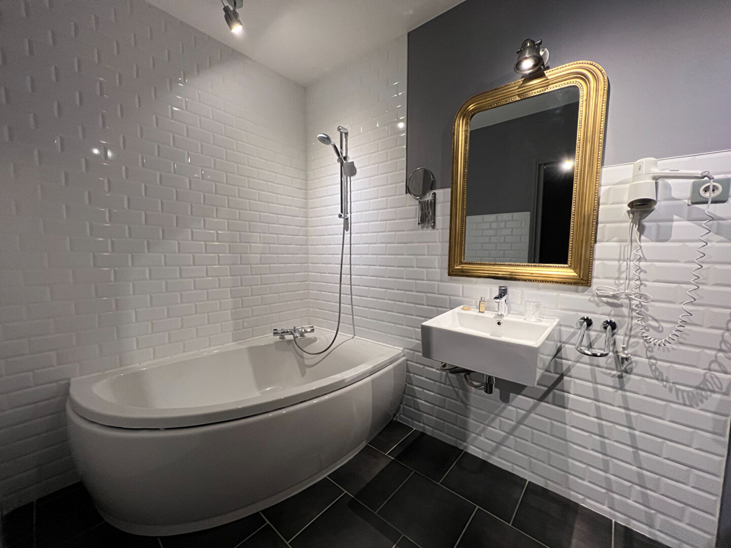 HOTEL A 1 h20 de PARIS GARE DE LYON  !!