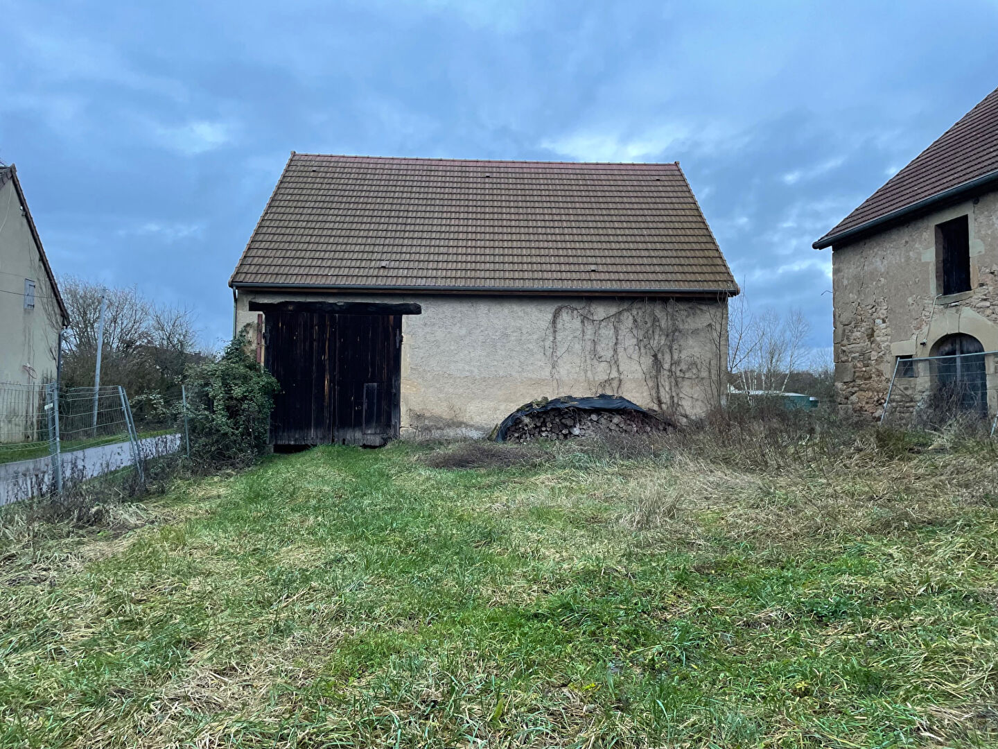ENSEMBLE DE DEUX BATIMENTS DE FERME