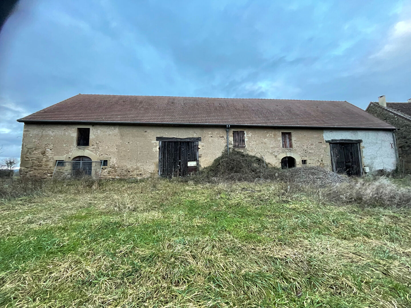 ENSEMBLE DE DEUX BATIMENTS DE FERME