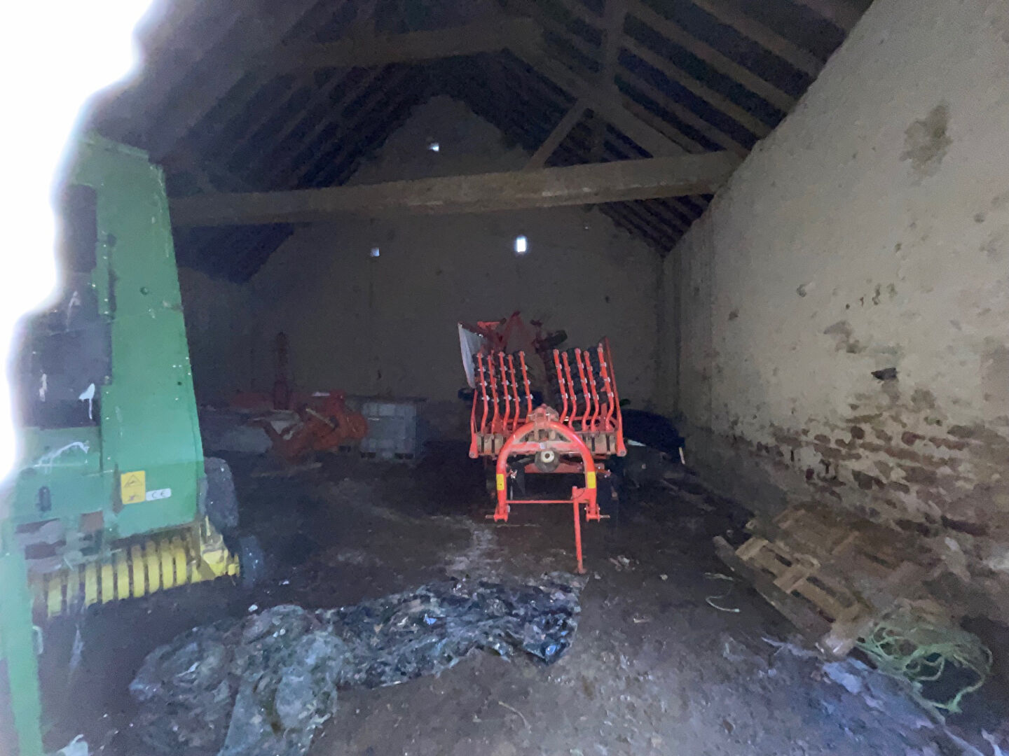 ENSEMBLE DE DEUX BATIMENTS DE FERME