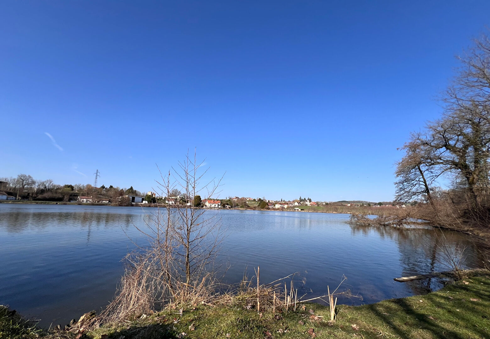 À vendre : Magnifique étang à Grury, un havre de paix