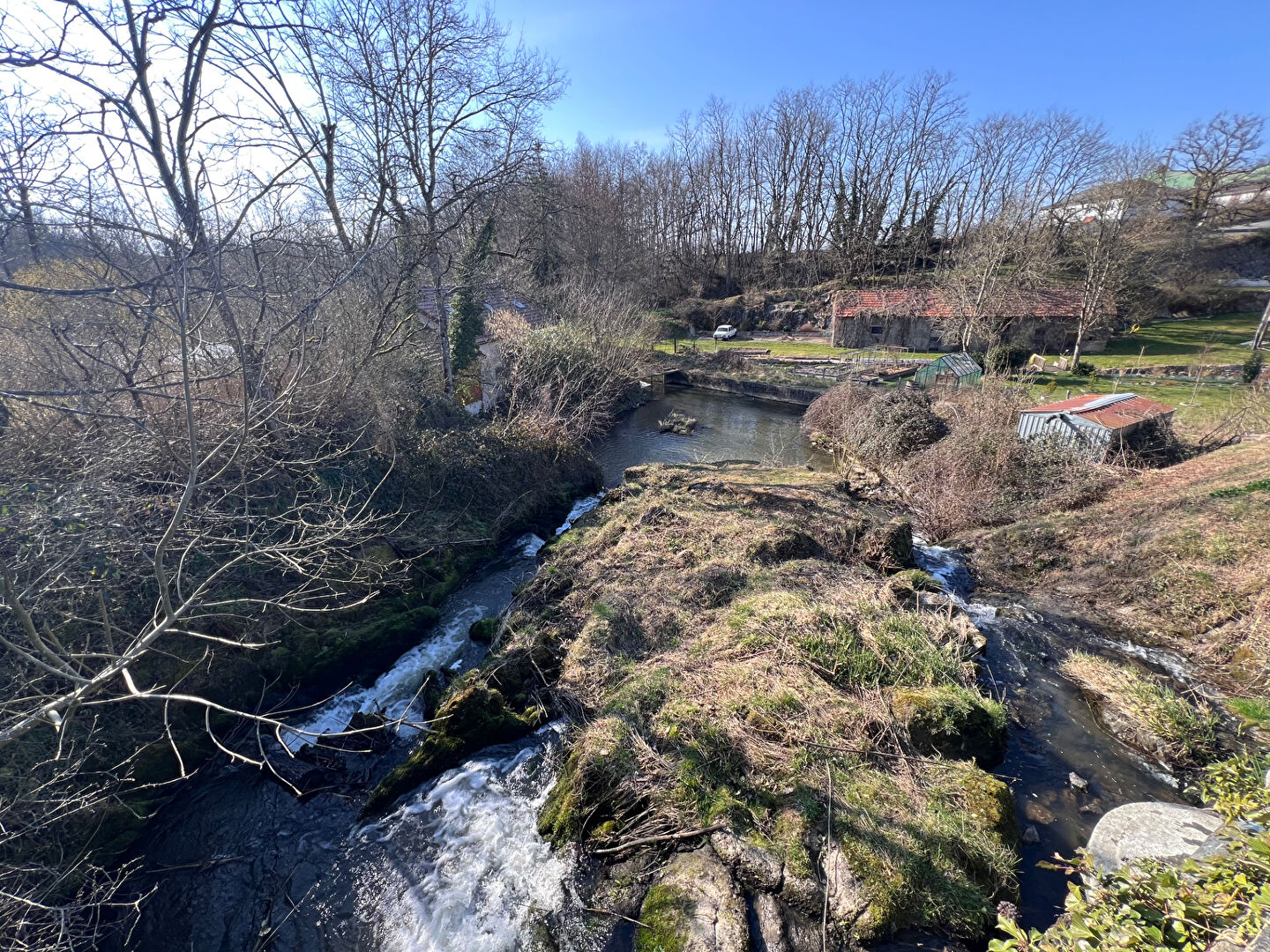 À vendre : Magnifique étang à Grury, un havre de paix