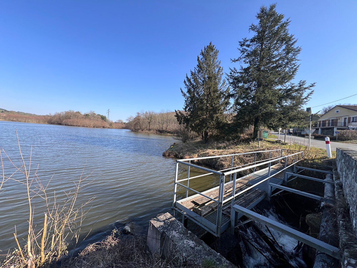 À vendre : Magnifique étang à Grury, un havre de paix