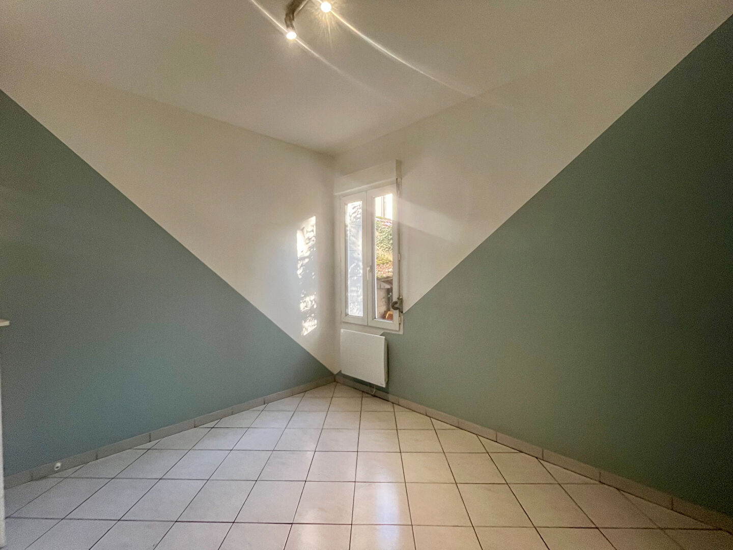 DIJON, Proche hyper-centre T2 en RDC de 33 m² avec Cour