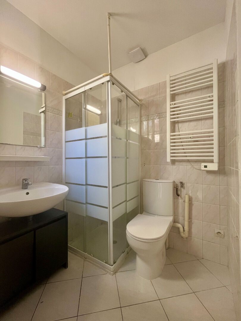 DIJON, Proche hyper-centre T2 en RDC de 33 m² avec Cour