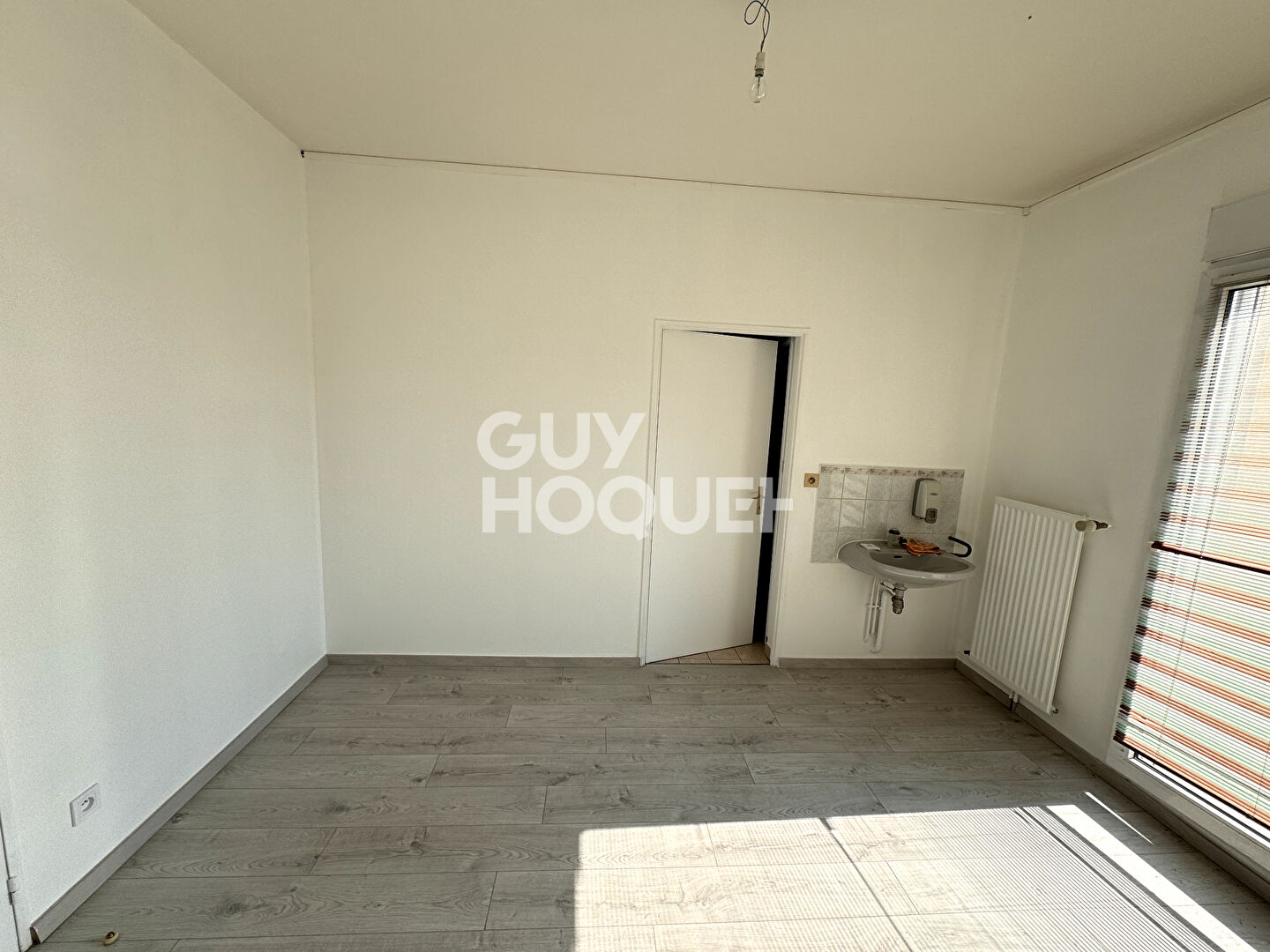 CENTRE VILLE - APPARTEMENT 5 PIÈCES REZ DE CHAUSSEE