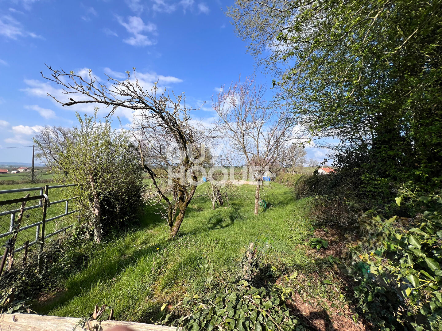 À vendre : Corps de ferme à Issy-l'Évêque - 4 pièces, 105 m² sur 1,14 ha