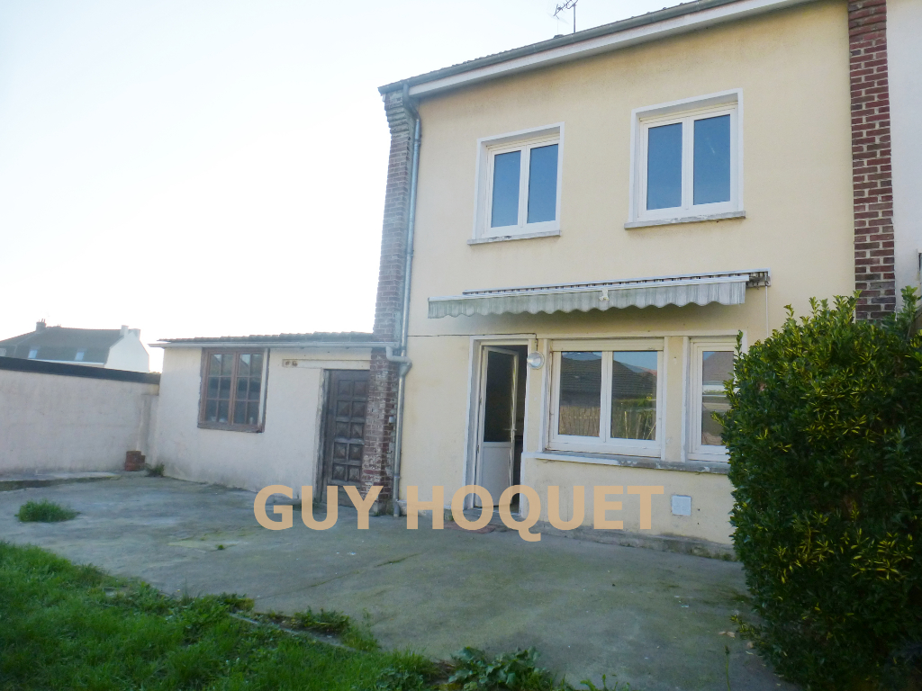 Maison individuelle avec garage et jardin