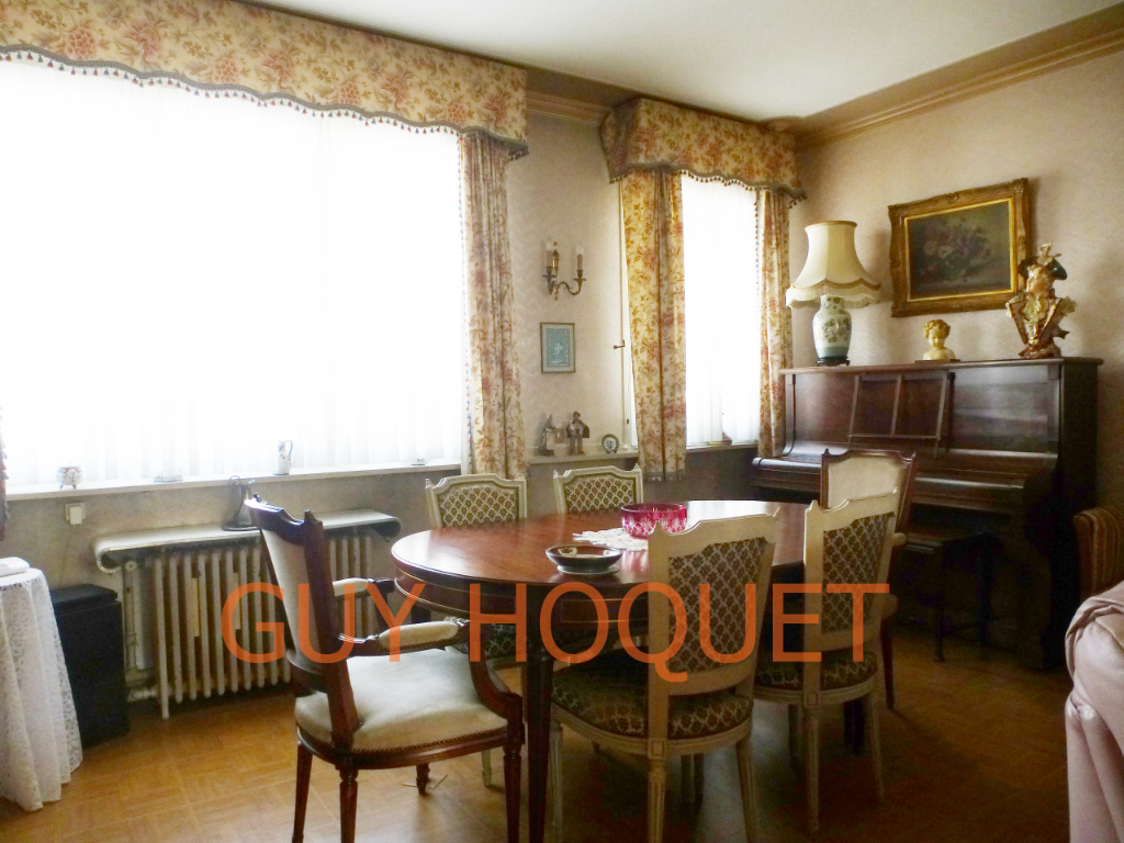 Maison comprenant garage et jardin