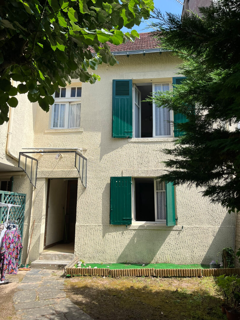 Bois, centre-ville et plage.