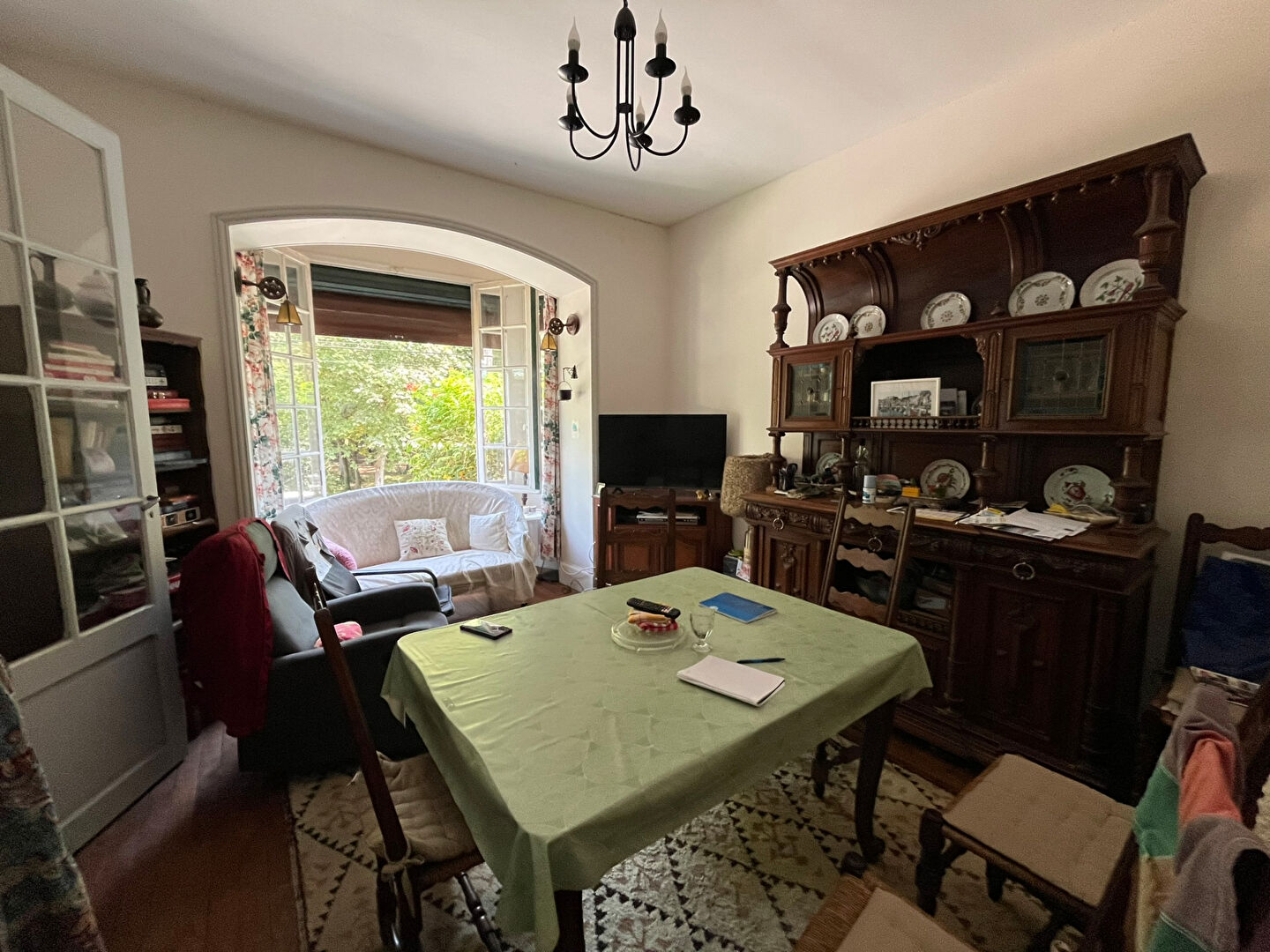 Bois, centre-ville et plage.