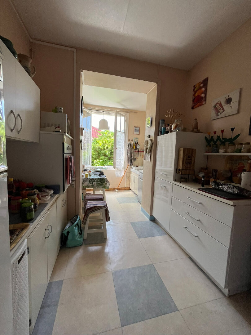 Bois, centre-ville et plage.