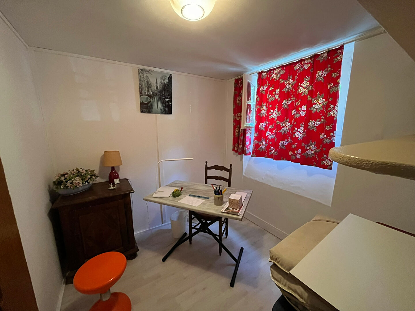 Bois, centre-ville et plage.